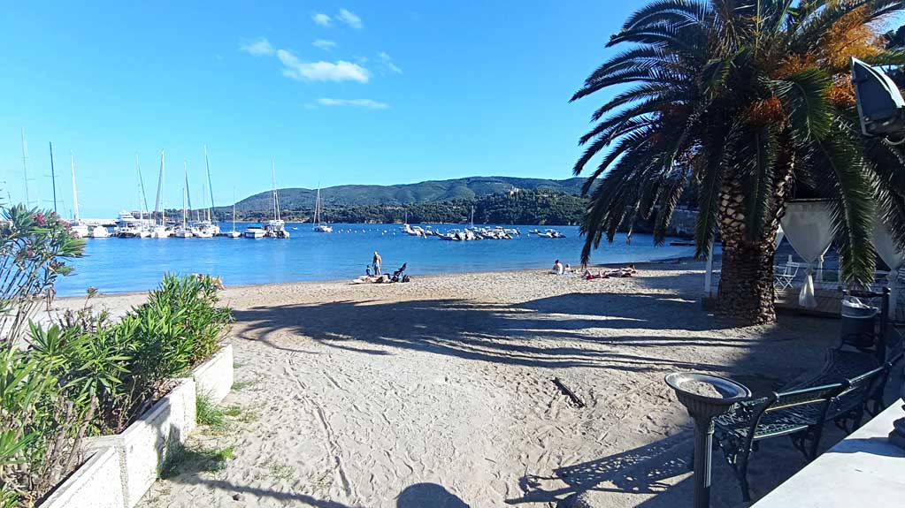 Cercasi locale commerciale con vetrina per studio a Porto Azzurro o Capoliveri .